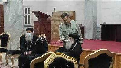 بحضور الآنبا باخوميوس.. أسرة الفنان التشكيلي عادل نصيف تتلقى واجب العزاء بمطرانية البحيرة (صور)