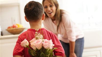 كل ما تريد معرفته عن عيد الأم.. وحكم الاحتفال به