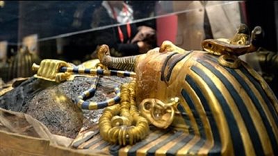 مصدر بالآثار يكشف قطع توت عنخ آمون المعروضة في الفتارين بالمتحف الكبير 