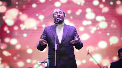 علي الحجار يحتفل بعيد الأم في مسرح الزمالك.. ويهدي زوجته 