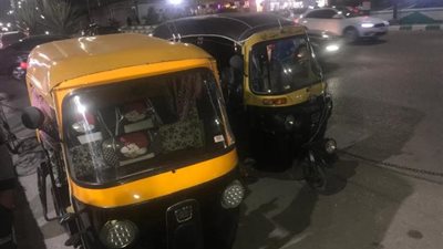 ضبط سائق توك توك بمعرفة الأهالي صدم شابًا بالقرب من كورنيش الإسكندرية
