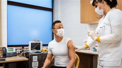 رغم عدم موافقة الاتحاد الأوروبي.. وزير خارجية المجر يتلقى لقاح سبويتنك (صورة) 