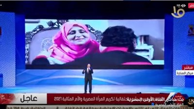 علي الحجار يستهل حفل افتتاح احتفالية المرأة المصرية بحضور الرئيس السيسي وحرمه 