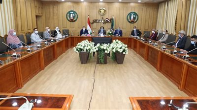 محافظ المنوفية يعقد إجتماعًا باللجنة العليا لمكافحة كورونا استعدادًا للموجة الثالثة