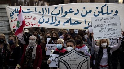 بالتظاهر والملابس السوداء.. نساء لبنان يحتفلن بعيد الأم (ألبوم)