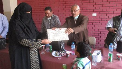 احتفالًا بعيد الأم.. مدرسة مصطفى كامل الابتدائية بسوهاج تكرم عددًا من الأمهات (صور)