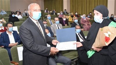 وزير النقل يكرم الأمهات المثاليات في قطاعات الوزارة 