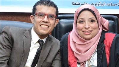 تزامنًا مع عيد الأم.. طبيب يرثي زوجته المتوفية بكورونا: 