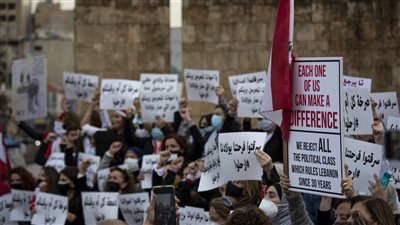 في مظاهرة بعيد الأم.. نساء لبنان يطالبن برحيل الطبقة السياسية 
