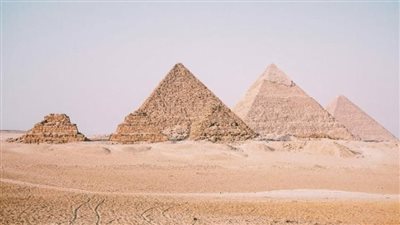 «منقرع أم منكاورع»؟.. مدير منطقة آثار الأهرامات يكشف الاسم الصحيح للهرم الأصغر (فيديو)
