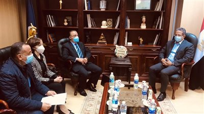 محافظ الإسكندرية ووزير الآثار يبحثان تنفيذ مشروعات لتطوير ميدان المساجد وقلعة قايتباي   