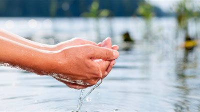 في اليوم العالمي للماء.. تعرف على كمية السوائل التي يحتاجها جسمك يوميًا