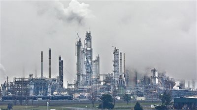 انخفاض أسعار النفط اليوم.. وبرنت يهبط لـ64 دولارا للبرميل