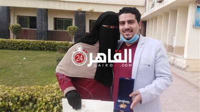 باعت السمك لتربية أبنائها ونجلها الطبيب يساعدها في عملها.. قصة الأم المثالية بكفر الشيخ (صور وفيديو)