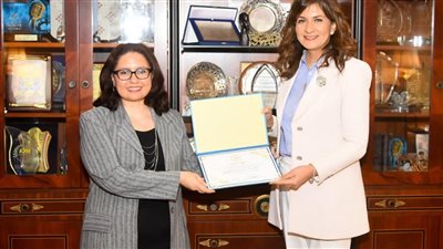 وزيرة الهجرة تُكرّم ياسمين الفيومي الموظفة المثالية في شهر المرأة لهذا العام
