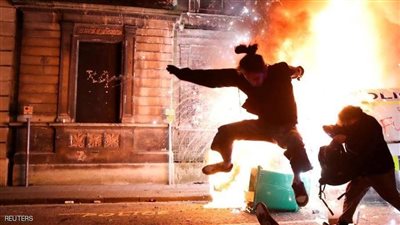 باقتحام مراكز الشرطة وحرق السيارات.. محتجون يتظاهرون ضد إجراءات كورونا في بريطانيا (صور)