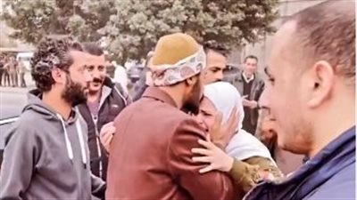محمد رمضان يقبل رأس معجبة بعد انهيارها بالبكاء لرؤيته في الإسكندرية (فيديو)