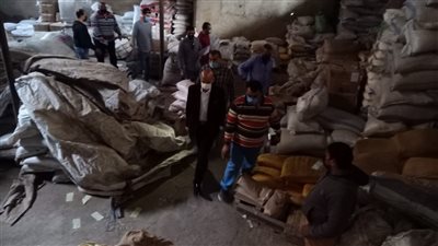 غلق مخزن وإعدام 20 طن بهارات وياميش رمضان في الشرقية (صور)