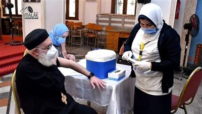 تطعيم كهنة الإسكندرية بلقاح كورونا (صور)