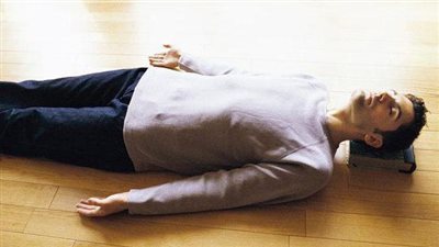 الاستلقاء على الأرض أفضل منها.. تعرف على أضرار النوم على الأريكة