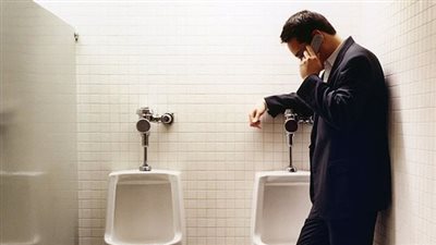 يؤدي إلى تدني الذات والاكتئاب.. لهذه الأسباب لا تحمل هاتفك معك في الحمام