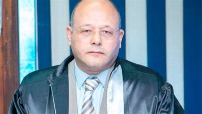 حُملت إلى المستشفى والساطور برأسها.. طبيب “ضرة سوهاج” يكشف كيف تم إنقاذها