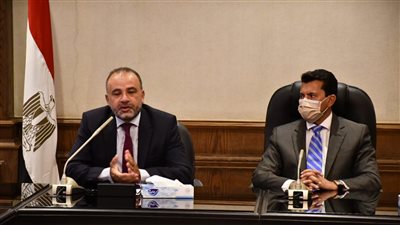 وزير الرياضة يبحث آخر استعدادات بطولة العالم للسلاح