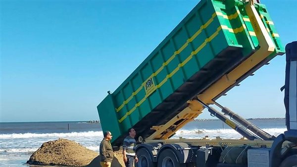 تسوية الرمال بشاطئ