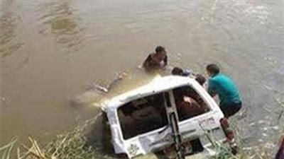 انقلاب سيارة في ترعة 