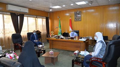 محافظ الإسماعيلية يستقبل سيدة مسنة بمكتبه