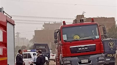 نشوب حريق بمخزن ورق بحي غرب أسيوط (صور)