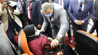 سعفان ومحافظ الدقهلية يسلمان 71 عقد عمل لذوي الهمم (صور)