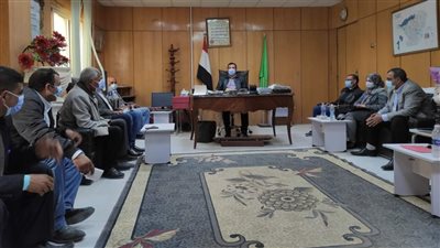 رئيس مدينة بالفيوم يستعين بالتصوير الجوي لرصد التعديات على الأراضي (صورة)