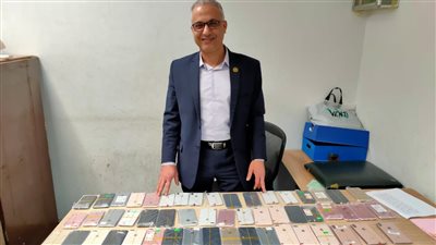إحباط تهريب 72 هاتف محمول بمطار برج العرب