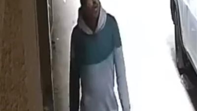 لحظة سرقة أحد الدراجات النارية بمنطقة عين شمس (فيديو)