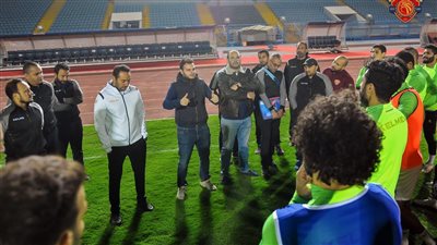 أبو العينين يحفز لاعبي سيراميكا كليوباترا قبل مواجهة الإسماعيلي 