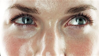 عدم الترطيب.. أشياء تسبب زيادة إفراز الزهم للبشرة الدهنية خلال فصل الصيف