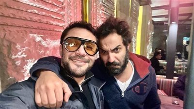 أحمد فهمي ومحمد فضل يداعبان الصقر بسبب كؤوس إفريقيا (فيديو) 