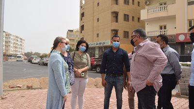 خلال جولته التفقدية.. محافظ البحر الأحمر يتلقى إشادة من السياح بسبب أعمال التطوير (صور)