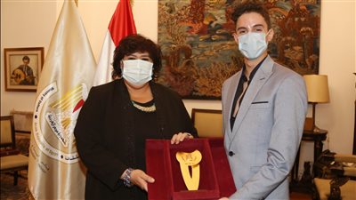 وزيرة الثقافة تكرم لوكا عبد النور أول مصري يشارك بمسابقة الباليه بسويسرا