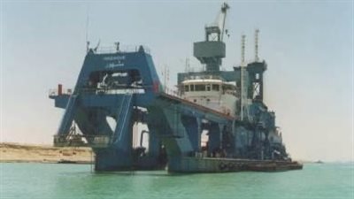 الاستعانة بأكبر كراكة بالشرق الأوسط للمشاركة في تعويم السفينة الجانحة بقناة السويس