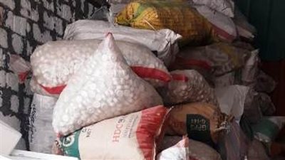 ضبط 300 طن ملح خام مجهول المصدر في شركة تكرير بالشرقية (صور)