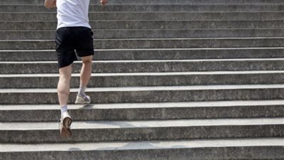 يحفز هرمون السعادة.. تعرفي على فوائد صعود السلم