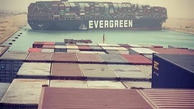 قناة السويس ترفع درجة التأهب القصوى بين وحداتها العائمة وأسطولها البحري لتعويم السفينة الجانحة