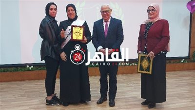 قصة كفاح بدأت بوفاة زوجها وانتهت بفقدان نجلها.. والدة الشهيد محمود مندور تحصد لقب الأم المثالية ببورسعيد (فيديو) 