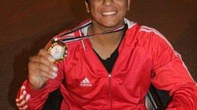 العزيمة تنتصر على الإعاقة.. مصطفى يتحدى واقعه بالغناء ورفع الأثقال من فوق كرسي متحرك