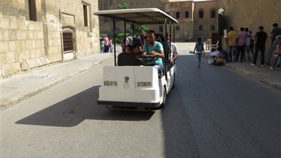 الآثار تجري تجربة تشغيل الطفطف بمنطقة أهرامات الجيزة قبل إطلاقها رسميًا