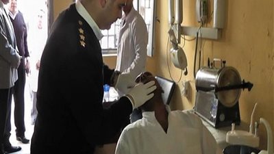 الداخلية توزع مساعدات طبية على المرضى بكفر الشيخ