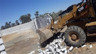 إزالة فورية لمنازل وأسوار مخالفة بقرية فانوس في الفيوم (صورة)