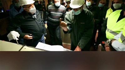 4 عوامل تتحكم في تعويم السفينة الجانحة بقناة السويس